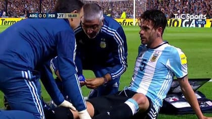 Fernando Gago, con la camiseta de la selección Argentina. Se rompió los ligamentos cruzados de la rodilla izquierda
