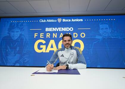 Gago, feliz en la firma de su contrato como DT de Boca (Prensa Boca)