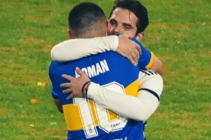 Gago se abraza con Riquelme durante el partido de homenaje al ex 10 en junio de 2023; ambos tienen un buen vínculo.