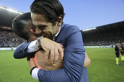 Gago se abraza con un jugador; el técnico vivió el título como una reivindicación