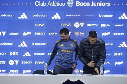 Gago y Riquelme en la presentación, hace cinco meses; aquel día de octubre se sentaban juntos, ahora están más cerca de levantarse para bifurcarse.