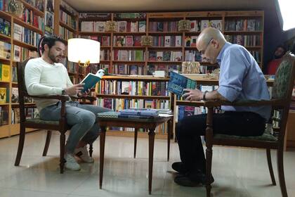 Gago y Sacheri leyeron el cuento "La mujer más pequeña del mundo", de Clarise Lispector