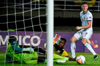 Gaich define pero no será gol. El delantero es la principal carta ofensiva de la selección