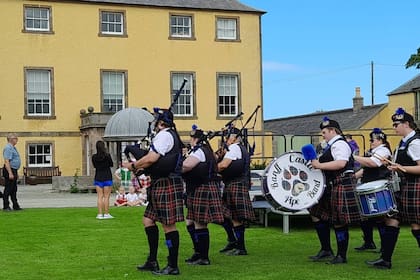 Gaiteros tocan la Marcha San Lorenzo en el aniversario de los 200 años de la visita de San Martín al pueblo de Banff, en agosto de 2024