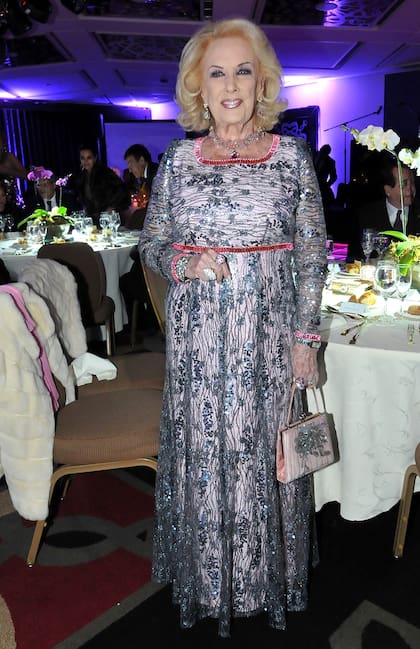 Mirtha Legrand asistió a la Gala de la Orquidea con un vestido rosa pálido con bordados en plateado