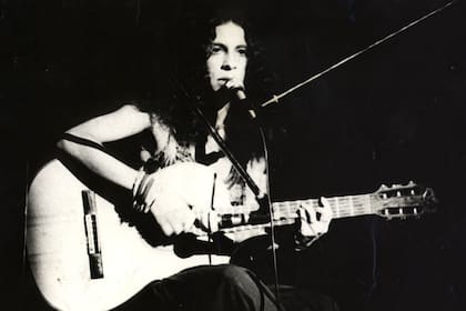 Gal Costa en 1971; en el 67 y de la mano de Caetano Veloso entró por primera vez a un estudio de grabación