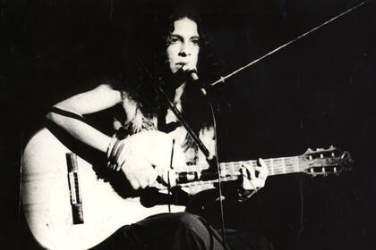 En 1971, Gal Costa realizó uno de los conciertos más importantes de la música brasileña, Fa-Tal, dirigido por Waly Salomão. Este recital generó el álbum grabado en vivo Fa-Tal - Gal a todo vapor, que todavía es considerado por muchos críticos como el más importante de su trayectoria