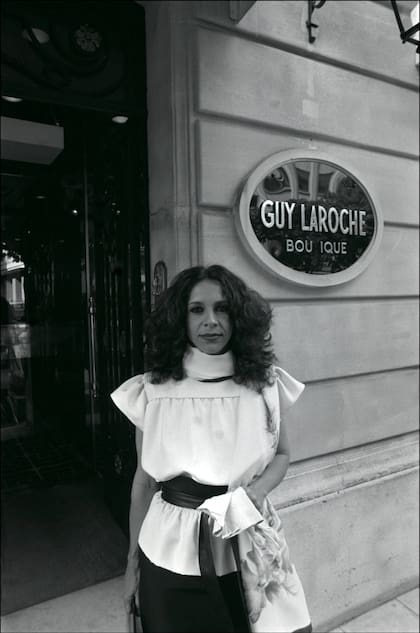 Gal Costa tenía un gran gusto por la moda, otra imagen de 1982, en la que posa en la puerta de la boutique parisina de Guy Laroche