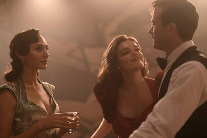 Gal Gadot, Emma Mackey y Armie Hammer en Muerte en el Nilo