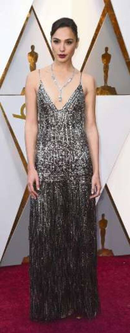 Gal Gadot homenajea los años 20 con esta pieza de Givenchy. La actriz israelí de Mujer Maravilla citó la década en la que la mujer se enfundó en trajes sin ajustes. Para completar este look, una joya estilo art decó
