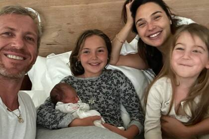 Gal Gadot junto a su esposo y sus tres hijas mayores