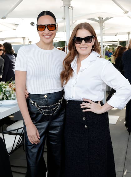 Gal Gadot y Amy Adams también posaron juntas para las cámaras. Las actrices forjaron una buena relación cuando hicieron Batman v Superman: el origen de la justicia, que se estrenó en 2016
