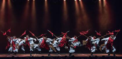 Cada vez que el Ballet Folklórico Nacional sale a escena es una fiesta; aquí, los gauchos de Güemes en el "Amanecer salteño", tras las campanas y antes de un aplaudido malambo