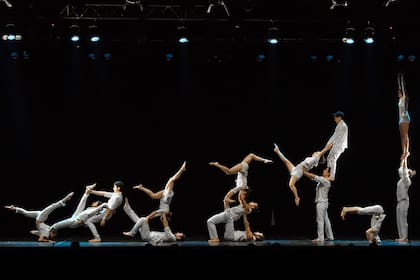 Con las figuras acrobáticas de "Cofradía", en más de un momento la Compañía Universitaria de Estudiantes de la Unsam cortó el aliento en el estadio de la Sociedad Alemana de Gimansia de Villa Ballester