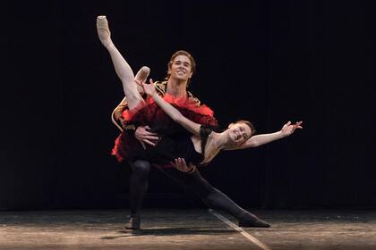 El bailarín Gustavo Carvalho, del Ballet Nacional de Uruguay Sodre, fue el partenaire de Marianela Núñez en la suite de "Don Quijote" que cerró la función