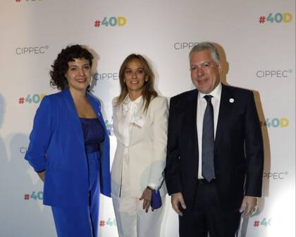 Gala Díaz Langou, directora ejecutiva de Cippec, Malena Galmarini, titular de Aysa, y Sergio Kaufman, presidente de Cippec