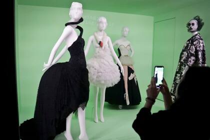 Piezas de Gucci,Givenchy, Moschino y Marc Jacobs, presentes en la curaduría de la muestra