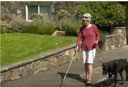 Gale con su perro de servicio llamado Piper