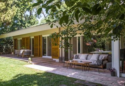 Galería con desniveles, piso de ladrillones y postigos corredizos de madera que concectan con los dormitorios e invitan sin mayores rodeos.