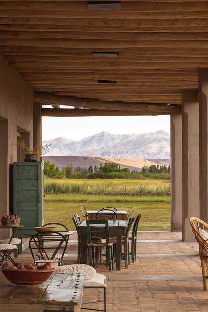 Galería con vista a los Andes en la posada Paso de los Patos.