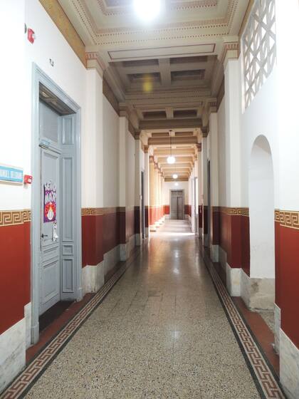 Galería que lleva a las aulas ubicadas a izquierda y derecha.