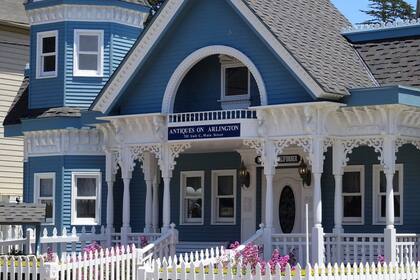 Galerías de arte y casas de antigüedades en viviendas históricas de Cambria