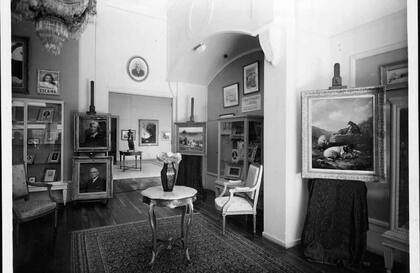 Local de casa Witcomb en Mar del Plata. Abrió en la temporada 1915/1916, diez años después de que Alexander había muerto, pero su retrato coronaba la recepción.