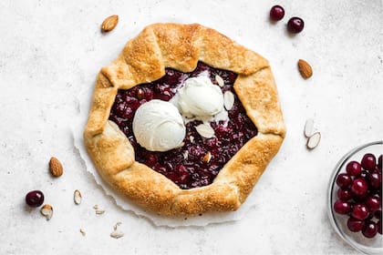 Galette de frutos rojos con helado.