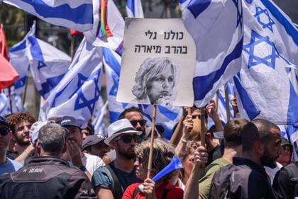 Un cartel que dice "Todos somos Gali Baharav-Miara" durante una manifestación contra la reforma judicial en Israel.