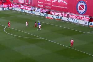 La curiosa reacción del arquero que sacó una pelota imposible para mantener a Huracán invicto