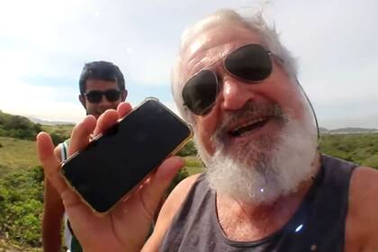 Galiotto junto a su iPhone recuperado, tras localizarlo con el GPS del teléfono