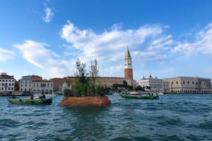 Galla, la instalación de Aaron Nachtailer que flota hasta hoy en el Gran Canal de Venecia
