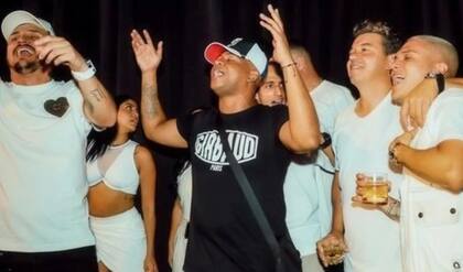 Gallardo abrazado a Quintero en una fiesta en Medellín, tiempo después de la despedida del DT de River