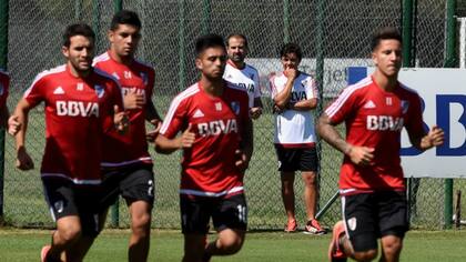 Gallardo, atento en el inicio de los trabajos de River en Ezeiza