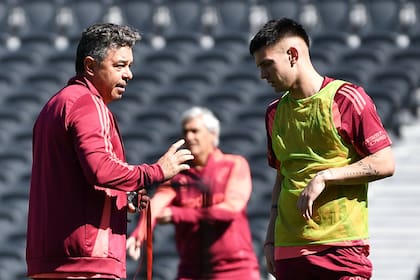 Gallardo charla con el juvenil Mastantuono