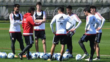 Gallardo charla con sus futbolistas; de allí, Rojas (el primero de la izquierda) no será titular
