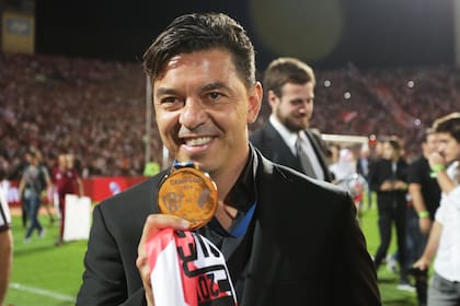 Gallardo con la medalla de la Copa Argentina 2019; el DT quiere volver a ganar títulos con River