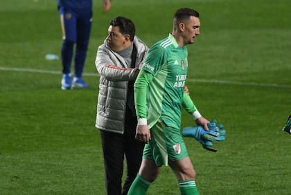Gallardo consuela a Armani, luego de los penales