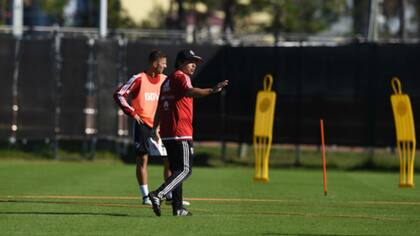 Gallardo da indicaciones en la pretemporada en Estados Unidos; el director técnico ayer estuvo en San Martín de los Andes, que sería el nuevo destino, tras cancelarse la visita a Fort Lauderdale