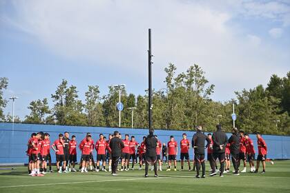 Gallardo habla con el plantel en una práctica de River en Seattle