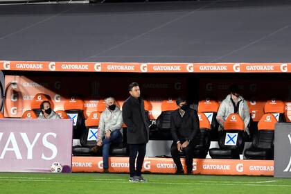 Gallardo observa; detrás, Biscay y el resto del cuerpo técnico siguen la acción