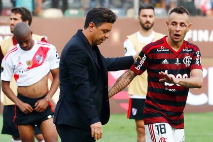 Gallardo, saludado por un jugador de Flamengo, luego de la final de la Libertadores