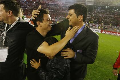 Gallardo se abraza con su ayudante, Buján