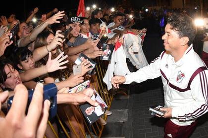 Gallardo se acerca a los hinchas en la puerta del hotel donde se aloja River en Mendoza.