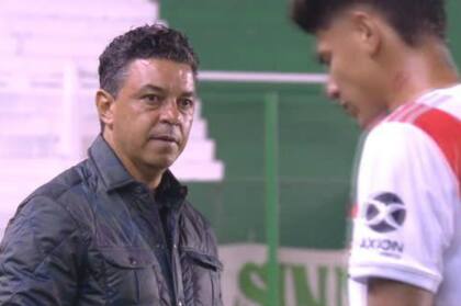 Marcelo Gallardo lo mira a Jorge Carrascal, quien sale de la cancha expulsado