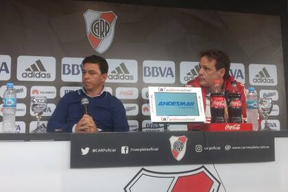 Gallardo y el médico Hansing en conferencia