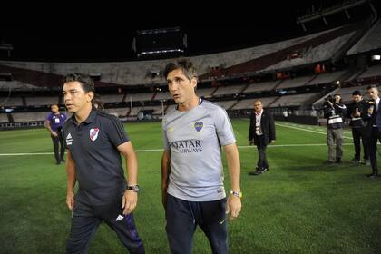 Gallardo y Gustavo Barros Schelotto, en la noche del caótico sábado: el DT se acercó a charlar con el plantel de Boca tras la suspensión de la final, pero luego todo cambió