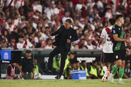 Gallardo y la pelota en su último encuentro de su segundo ciclo en River