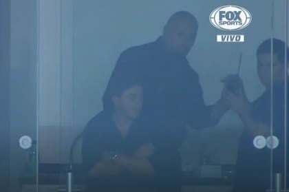 Gallardo y la polémica con el handy en el palco