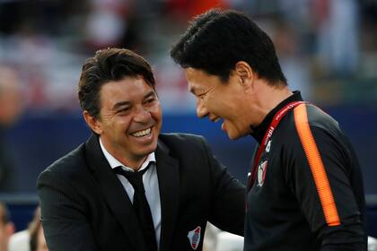 Gallardo y un momento de caballerosidad deportiva con el DT de Kashima Antlers